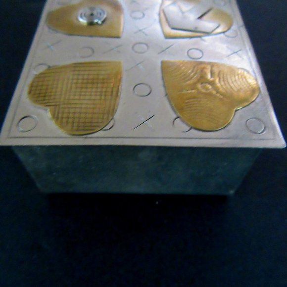 Mixed metal silver & brass tin pill or trinket box - Hearts - Valentines Day - Picture 4 of 8